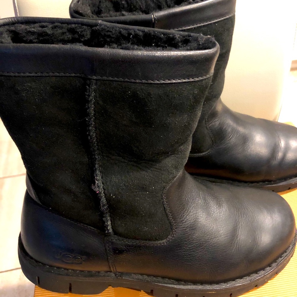 UGG Beacon Boot Size 9
